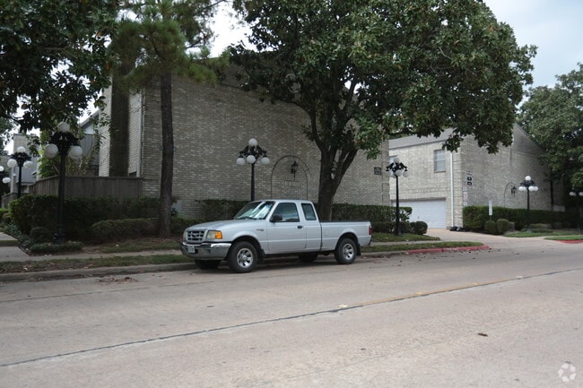 Building Photo - 3800 Tanglewilde St