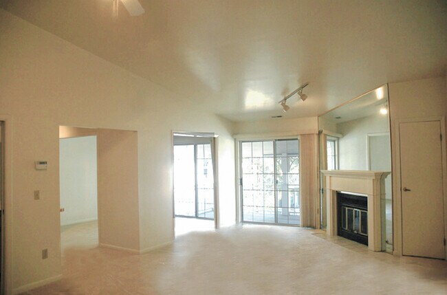 sala de estar - 1185 Youngs Rd