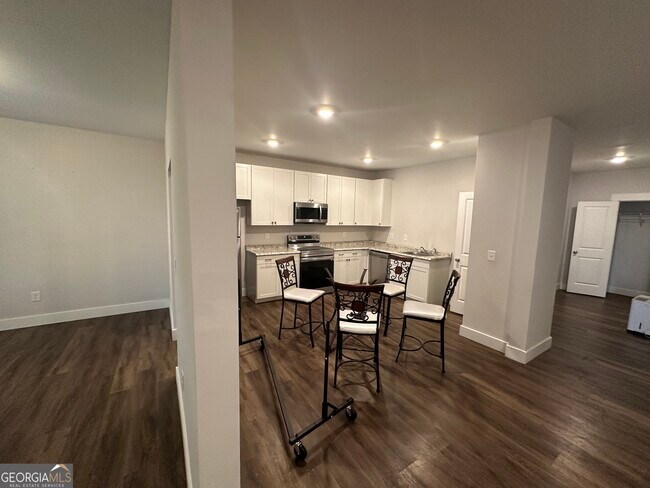 Foto del edificio - 370 Crestbrook Ln