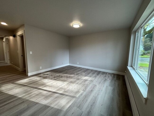 Building Photo - 112 Elm St