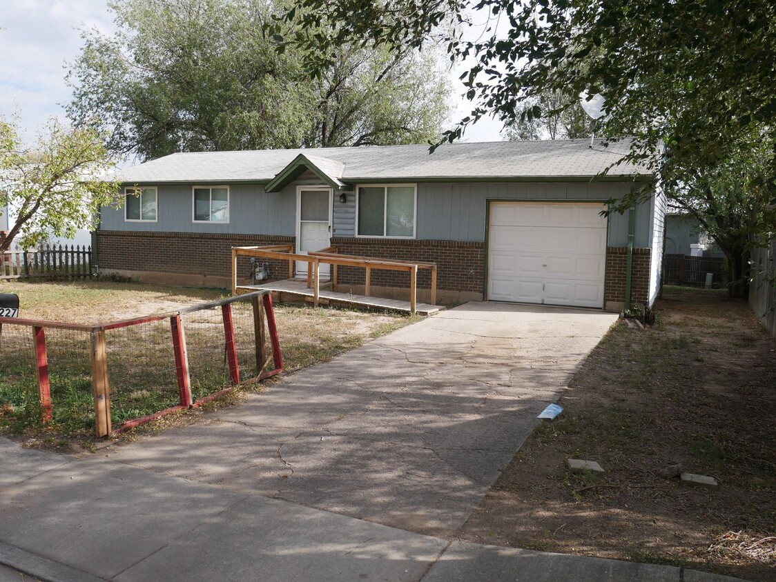 Foto principal - 3 Bed / 1 Bath Near I-25 and S. Academy - ...