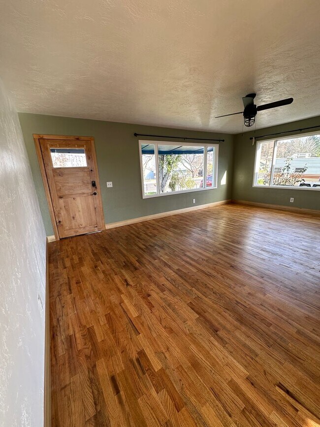 Building Photo - Beautifully Redone 3 Bedroom 2 Bath Home C...