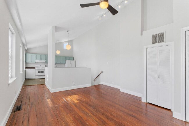 Foto del edificio - 932 W College Ave
