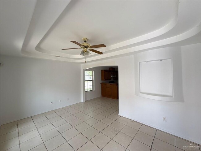 Building Photo - 2207 W Candlelight Ln
