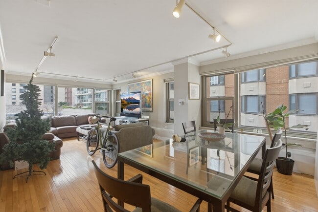 Building Photo - 247 E Chestnut St