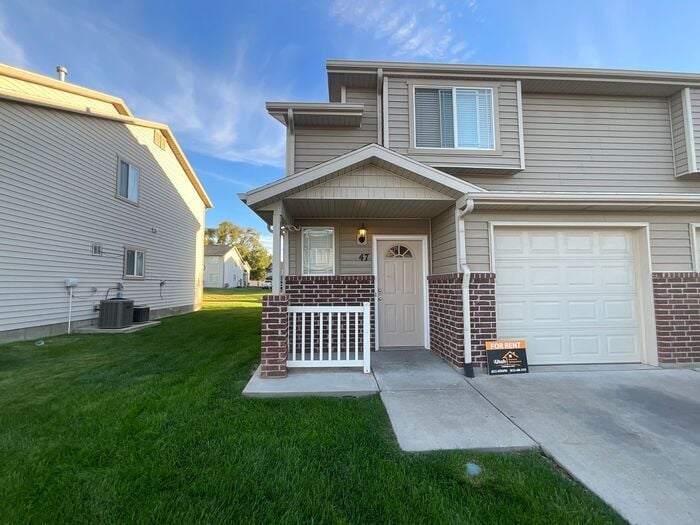 Primary Photo - 3 bdrm 2 bath Townhouse- Swimming pool in ...