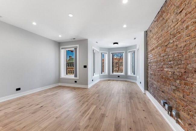 Foto del edificio - 7726 N Eastlake Terrace