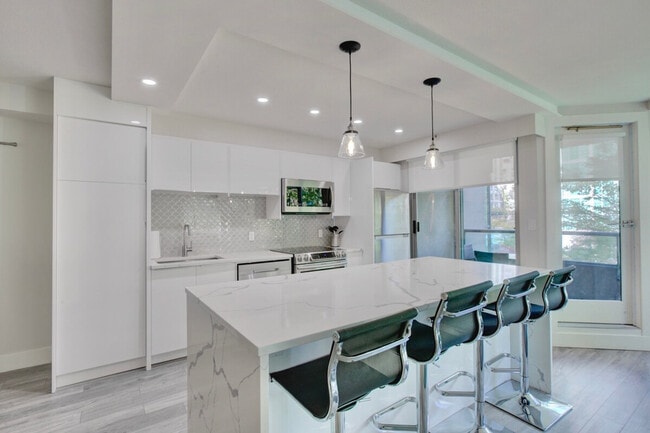 Building Photo - 851 Homer St