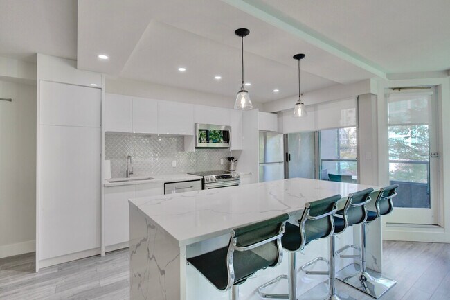 Building Photo - 851 Homer St