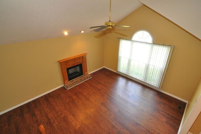 Building Photo - Sweet 3 bed 2.5 ba.  1 car garage in St B
