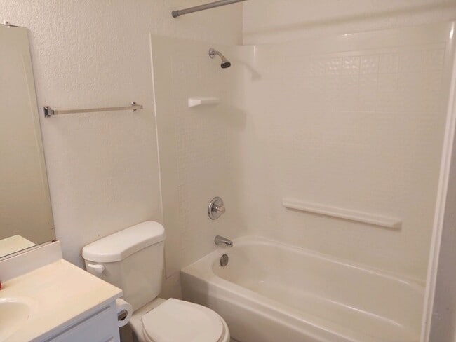 Building Photo - Two Bedroom Unit with Yard