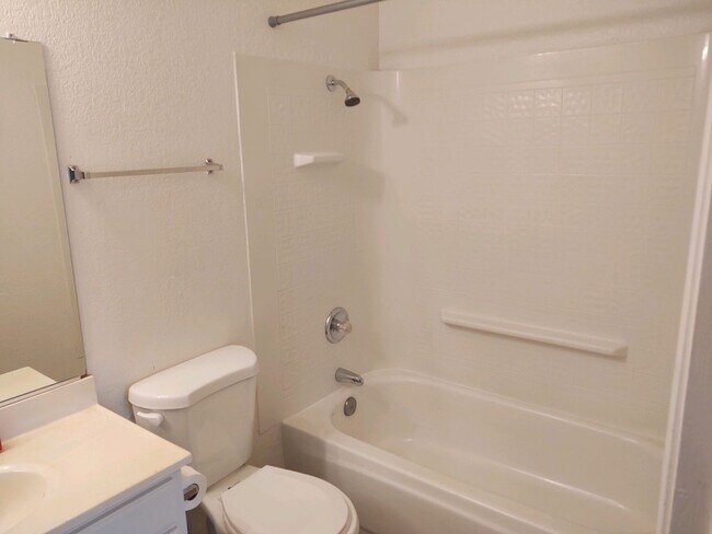 Foto del edificio - Two Bedroom Unit with Yard