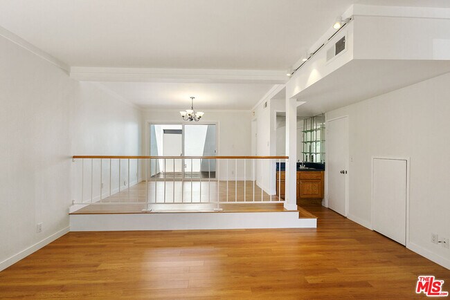 Foto del edificio - 16 Village Pkwy