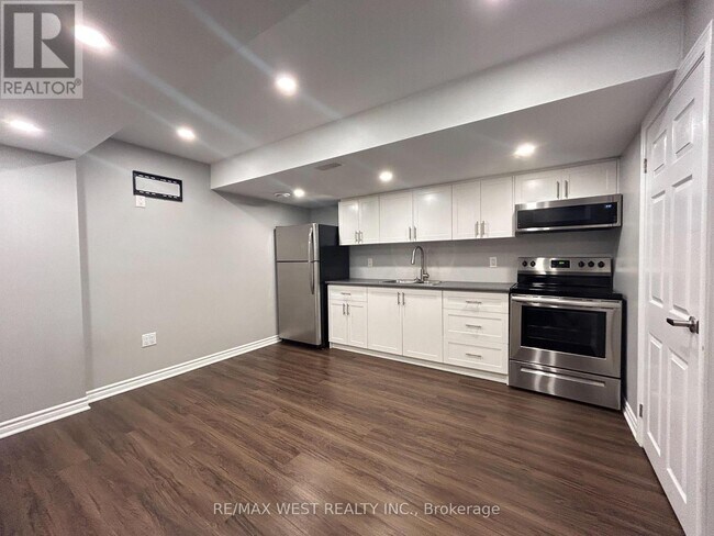 Building Photo - 149 Sharpe Cres