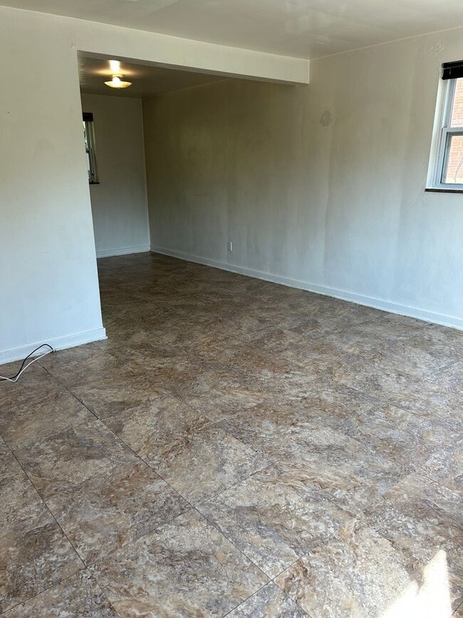 Building Photo - 1403 Woodlawn Ave