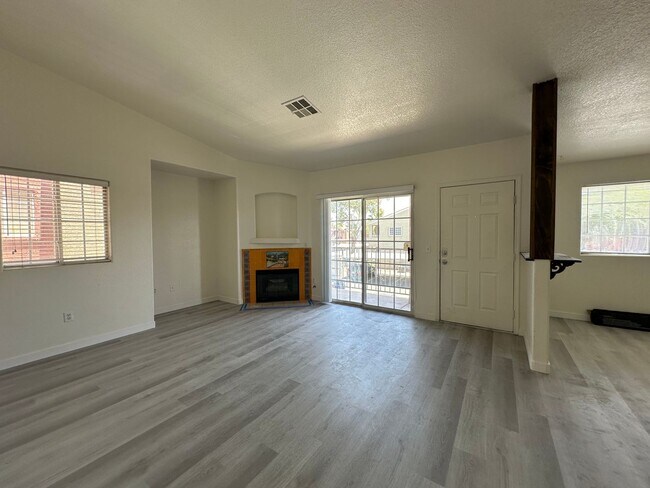 Foto del edificio - Hate carpet? There is no carpet here!