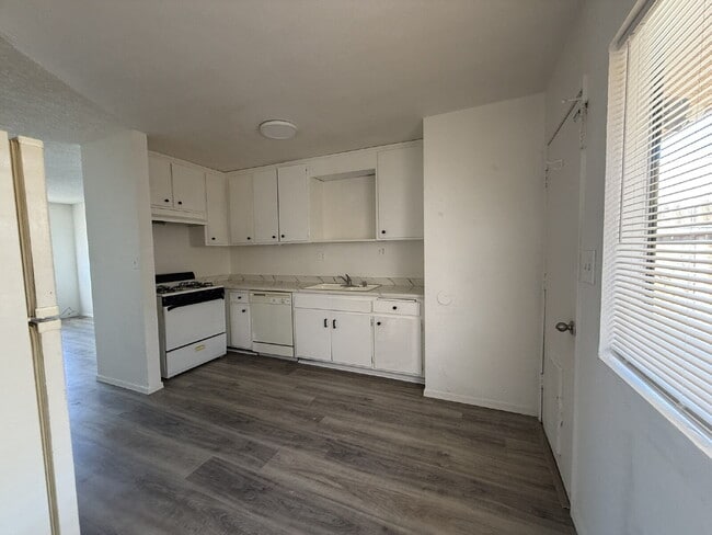 Building Photo - 2 bed 1 bath with a garage BHCRENT.COM