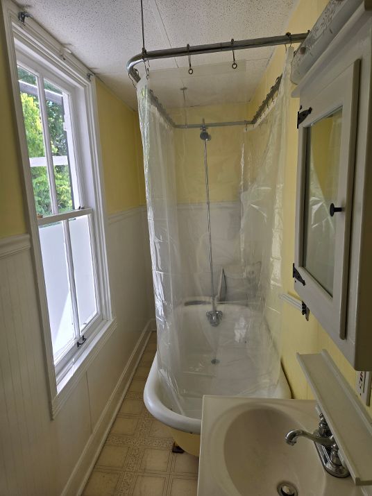 Tub & shower bathrm - 236 E 2nd St