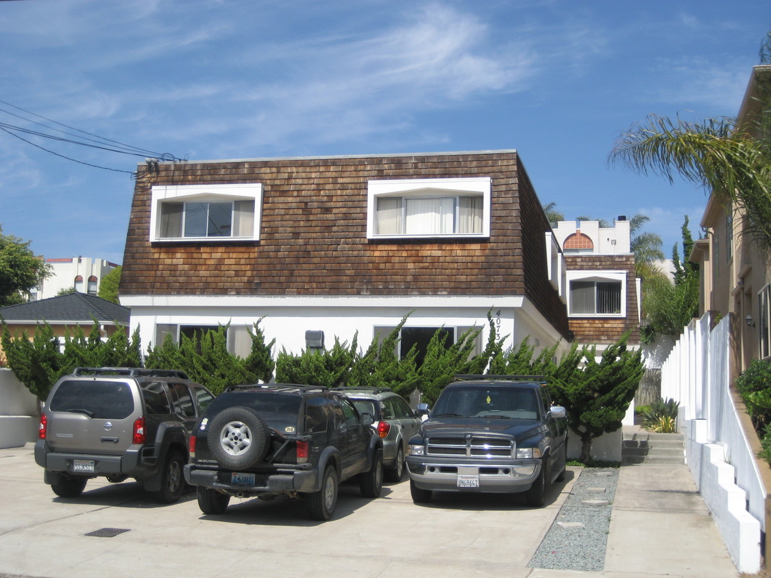 Primary Photo - Gresham Apartments