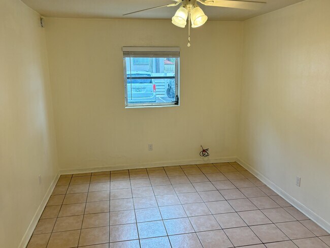 Building Photo - 320 Lakeview St