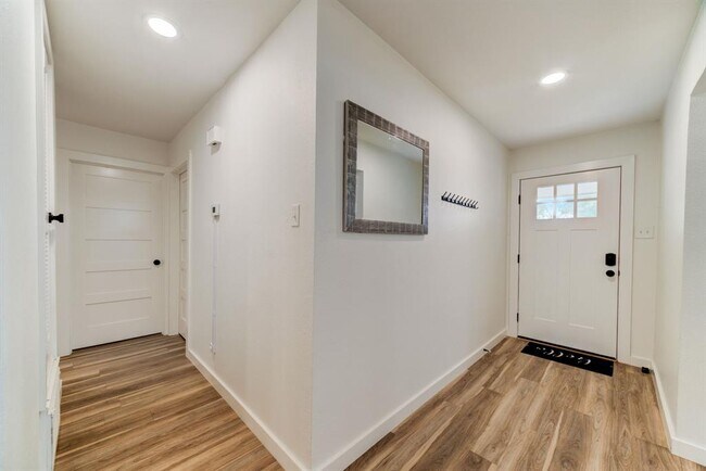Foto del edificio - 4405 Button Bend Cir