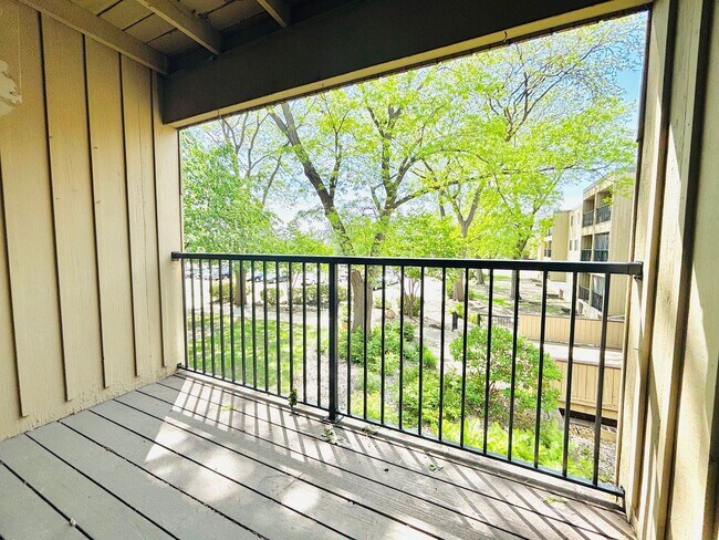 Building Photo - LOCATION LOCATION!  Prime, 1 bed/1 bath Co...