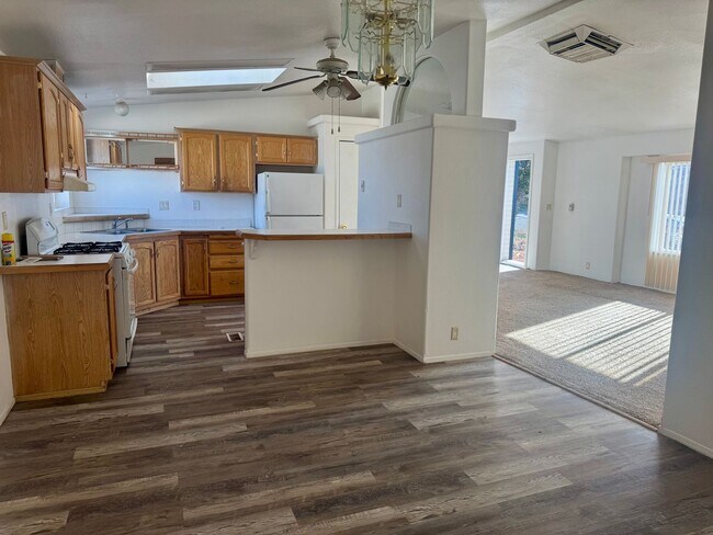 Foto del edificio - 3 bedroom 2.5 bath home with fenced yard and garage