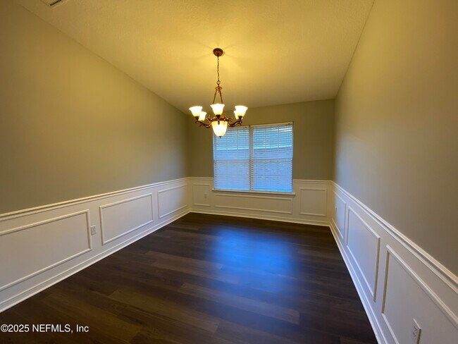 Foto del edificio - 2402 Creekfront Dr