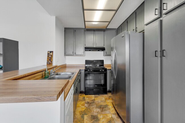 Building Photo - 14827 Sherman Way