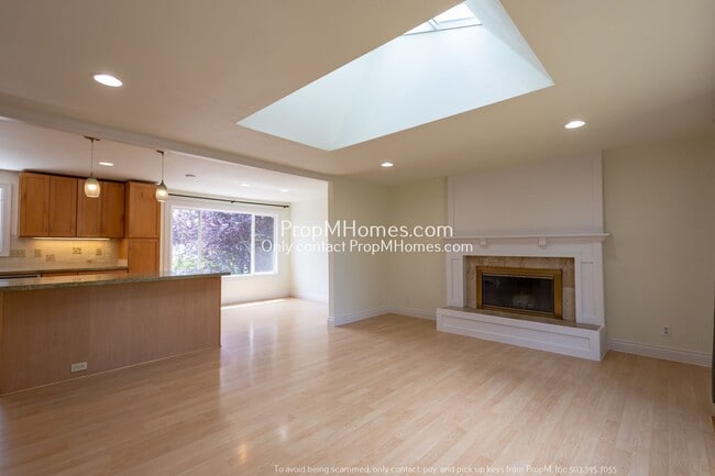 Building Photo - Welcoming Home in the Heart of Oatfield - Five Bedrooms and Natural Light!