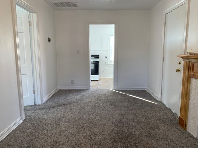 Building Photo - Adorable 1 Bedroom