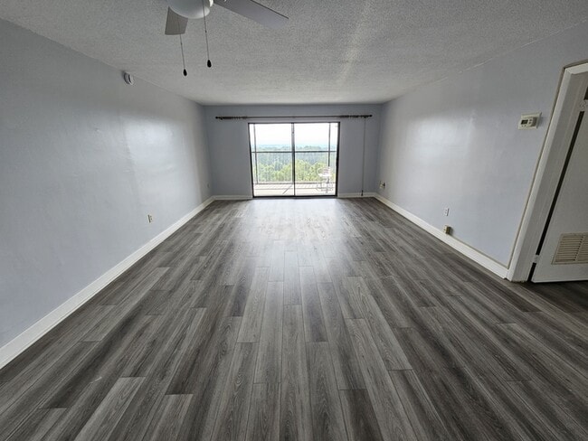 Building Photo - Remodeled High Rise in Forest Acres