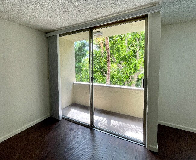 8630 Burton Way Unit 204, Los Angeles, CA 90048 Room for Rent in Los Angeles, CA
