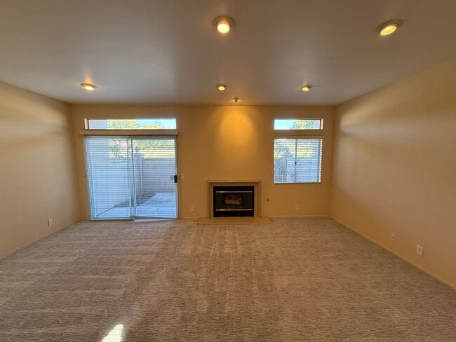 Foto del edificio - Beautiful 2 Bed, 2.5 Bath Townhome in Desi...