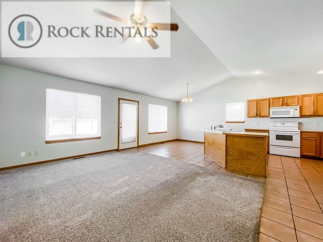 Building Photo - Beautiful 3 Bed 2 Bath Home in Quiet Neighborhood