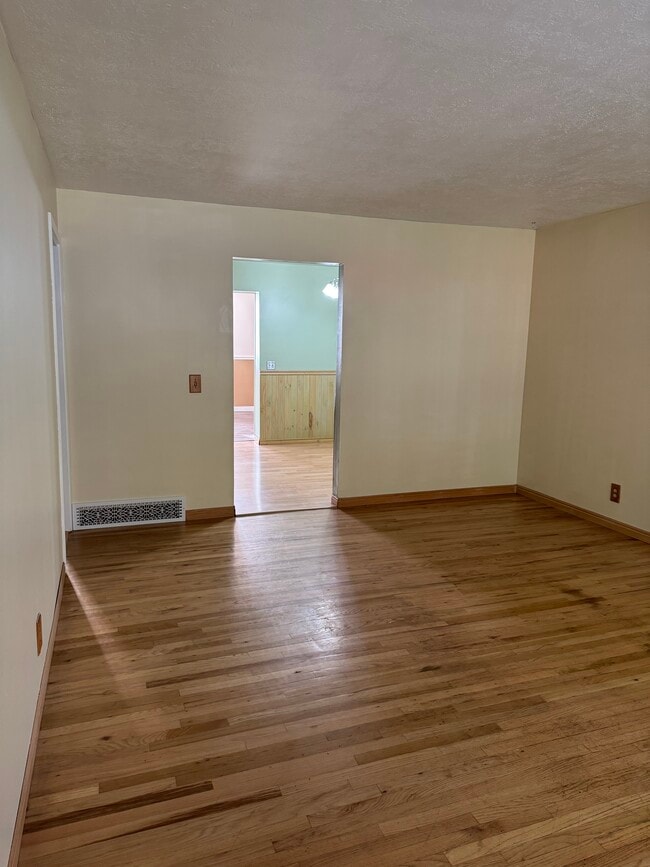 Building Photo - 605 Van Buren Ave