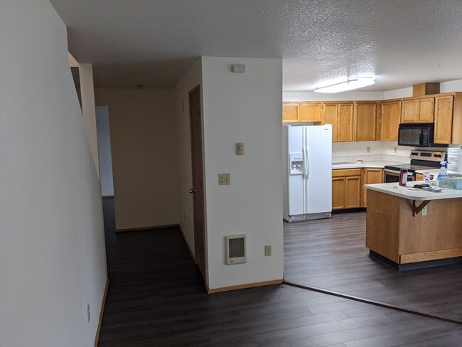 Building Photo - Large 4 bedroom