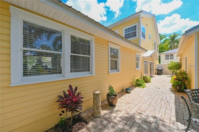 Foto del edificio - 3035 Granville Ct N