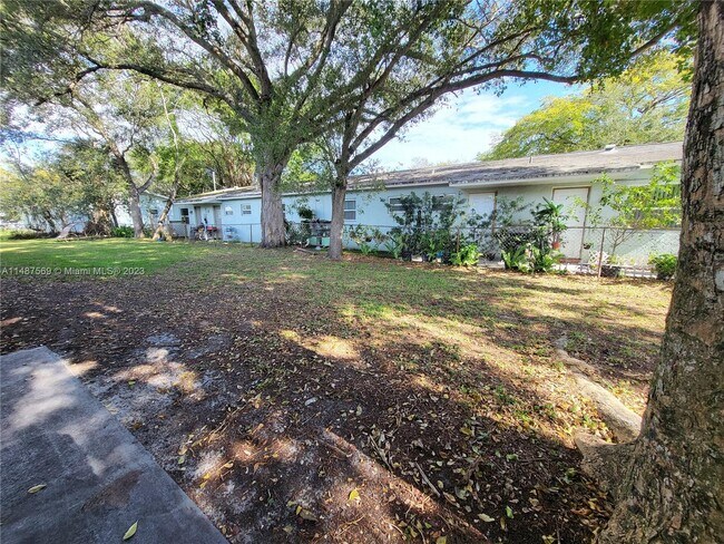Building Photo - 4331 SW 54th Ct