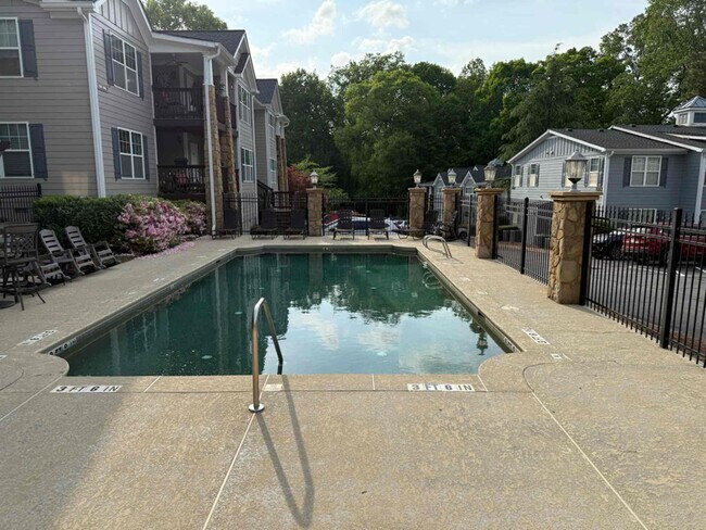 Foto del edificio - 203 Madison Ln S E