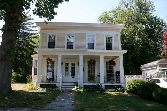 Building Photo - 7 Hillcrest St