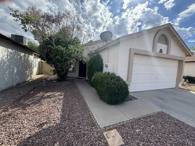 Building Photo - 7427 W Cherry Hills Dr