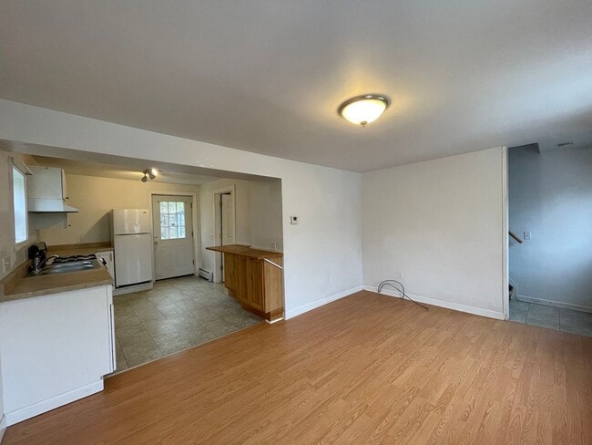 Building Photo - 66 Meadow St
