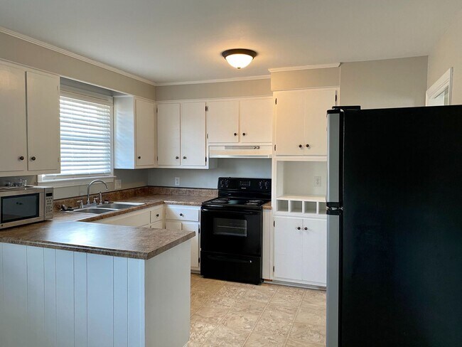Building Photo - Location Location Location!!! 4bdr/2ba Spl...