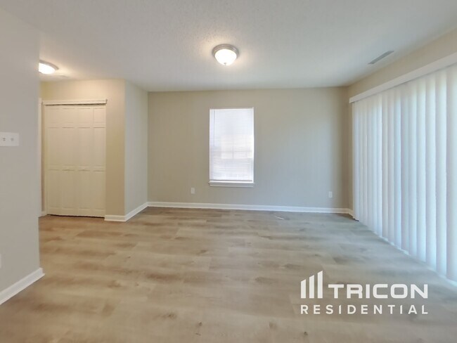 Foto del edificio - 1324 Ellington Dr