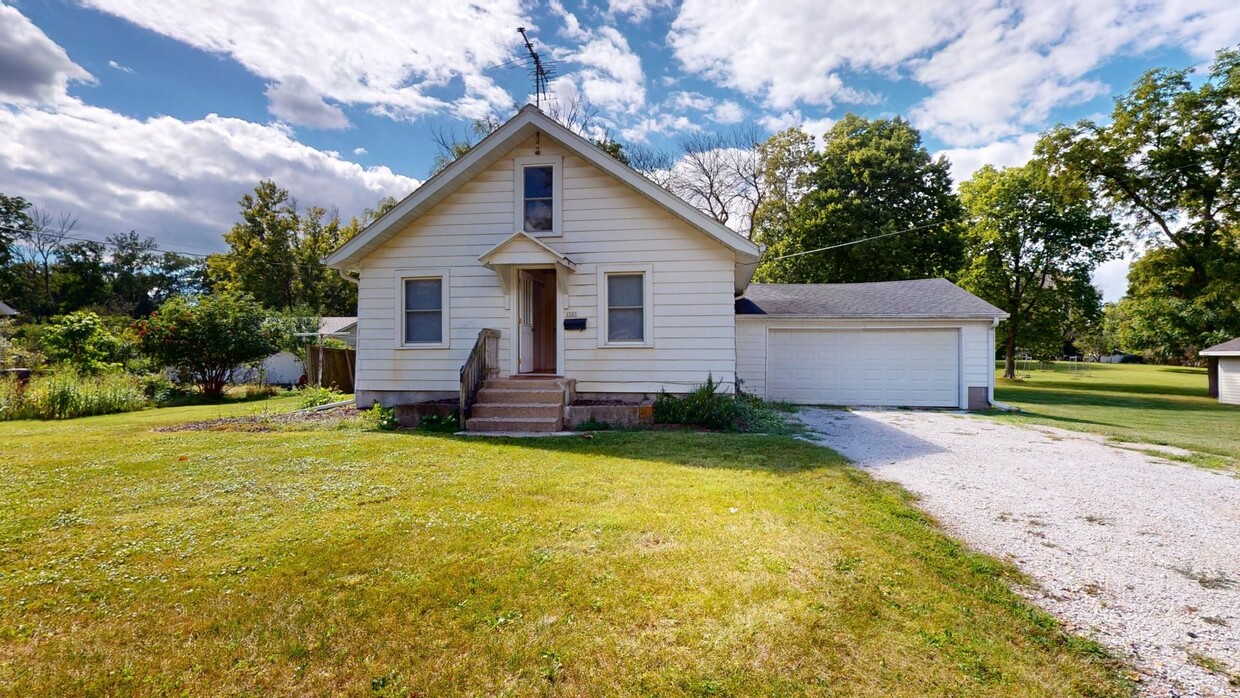 Primary Photo - AVAILABLE NOW! 2 Bedroom House w/2 Car Gar...