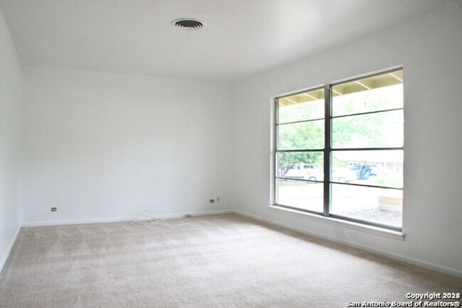 Foto del edificio - 3 Bedroom/2 Bath Glen Oaks Park Subdivision