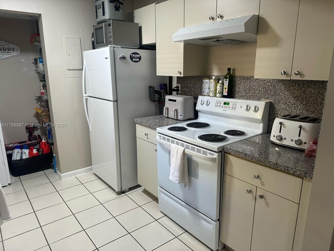 Foto del edificio - 570 NW 114th Ave