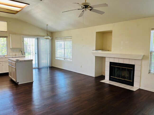 Foto del edificio - 4 Bedroom, 3 Car Garage, One Block from El...