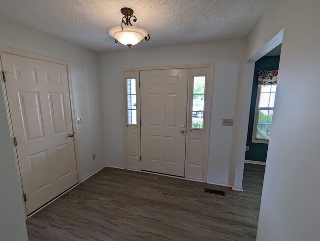 Foto del edificio - Spacious 3-Bedroom Ranch with Private Mast...